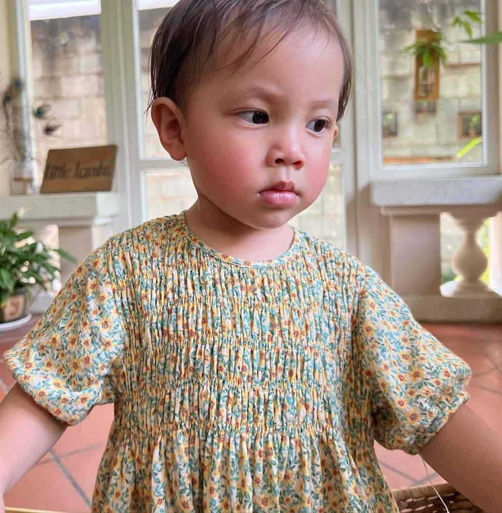 Tiểu công chúa" Lisa mặc váy hoa nhí dễ thương.