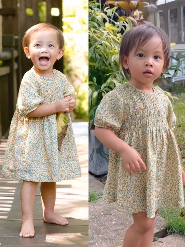 Item này đã từng được ái nữ diện nhiều lần trước đó. Dễ thấy Lisa đã cao lớn hơn nhiều khi nay váy đã ngắn đến đùi cô bé.