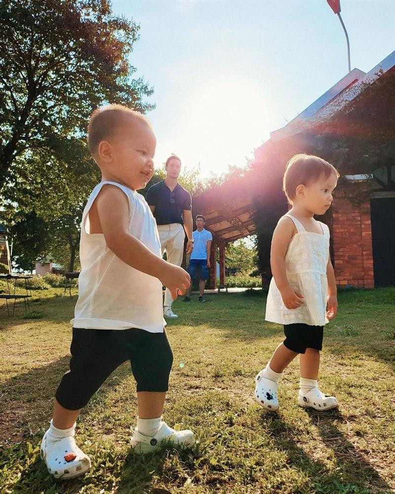 a sĩ Hồ Ngọc Hà lựa chọn những trang phục giản dị, tông màu nhã nhặn như be, trắng, pastel cho các con. Cả hai thường xuyên diện đồ đôi cưng xỉu.