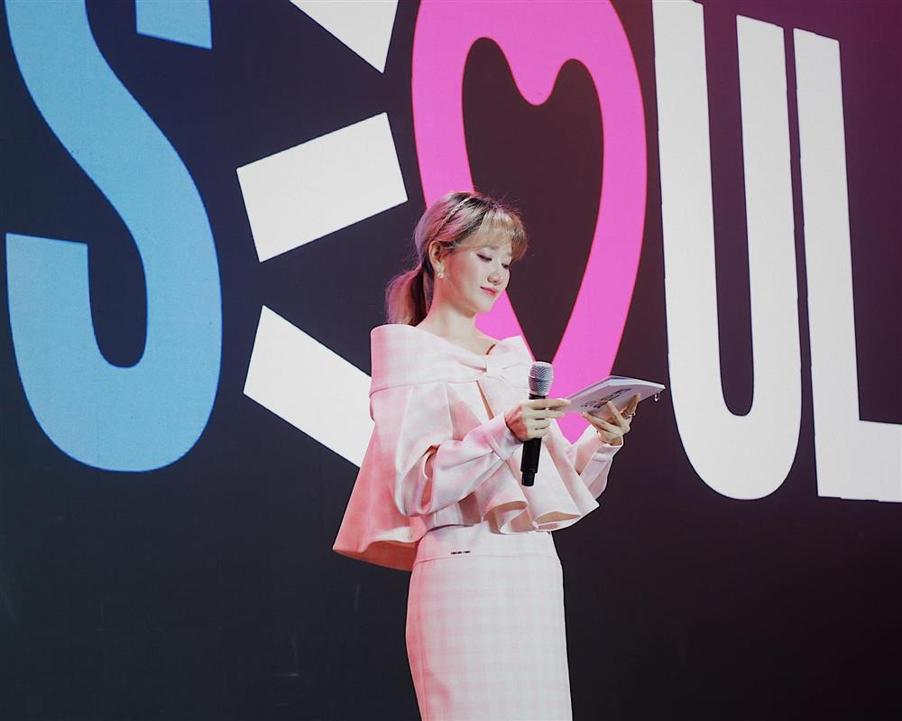 Theo lời giọng ca 8X, tình hình bệnh hiện tại không quá nghiêm trọng và bác sĩ chẩn đoán sẽ hồi phục sau 2 đến 4 tuần. Tuy nhiên trong khi điều trị, nữ ca sĩ vẫn bay show liên tục với nhan sắc và thần thái không chê vào đâu được. Liên tục chạy show dù đang gặp vấn đề về sức khỏe, Hari Won vẫn khiến không ít người hoài nghi liệu có bệnh thật không vì vẫn làm MC, ca hát với visual xinh xỉu.