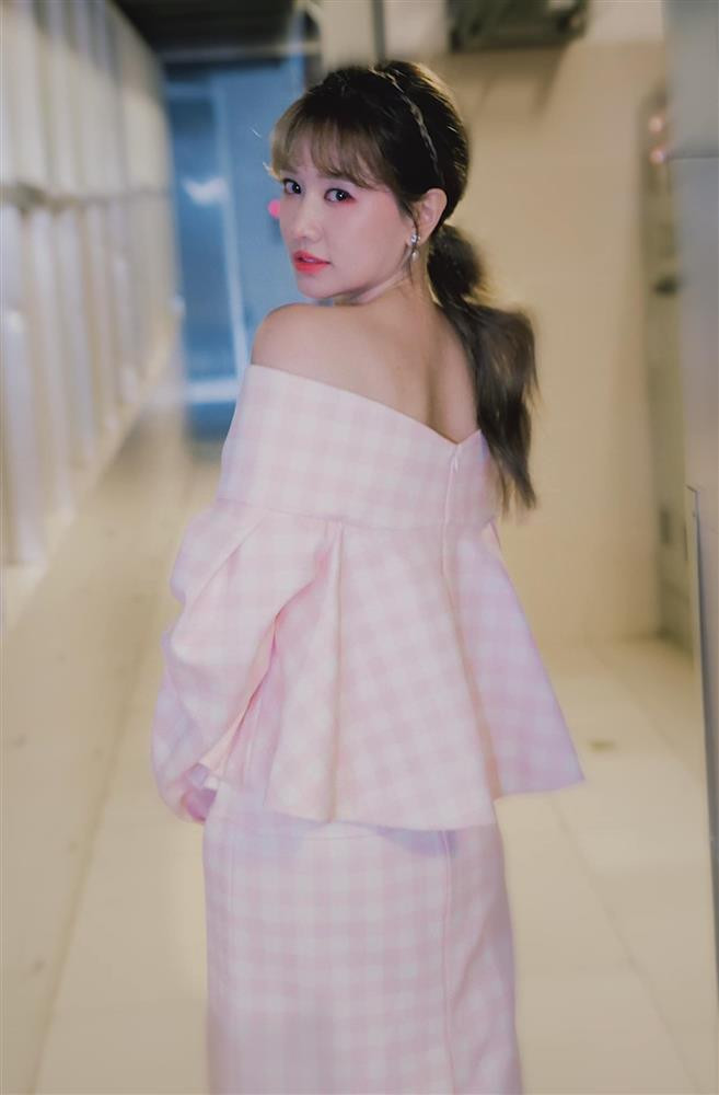 ##ss###style="text-decoration: underline;">Giọng ca "Anh cứ đi đi" cũng chỉ cười mỉm, chụp nghiêng để tránh lộ khuyết điểm.