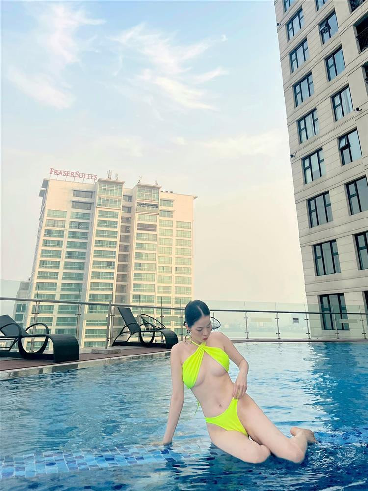 Những khoảnh khắc quyến rũ bên bể bơi của nữ ca sĩ 41 tuổi thu hút sự chú ý. Giữa vô số lời hay ý đẹp, bình luận góp ý của một cư dân mạng được quan tâm đặc biệt.