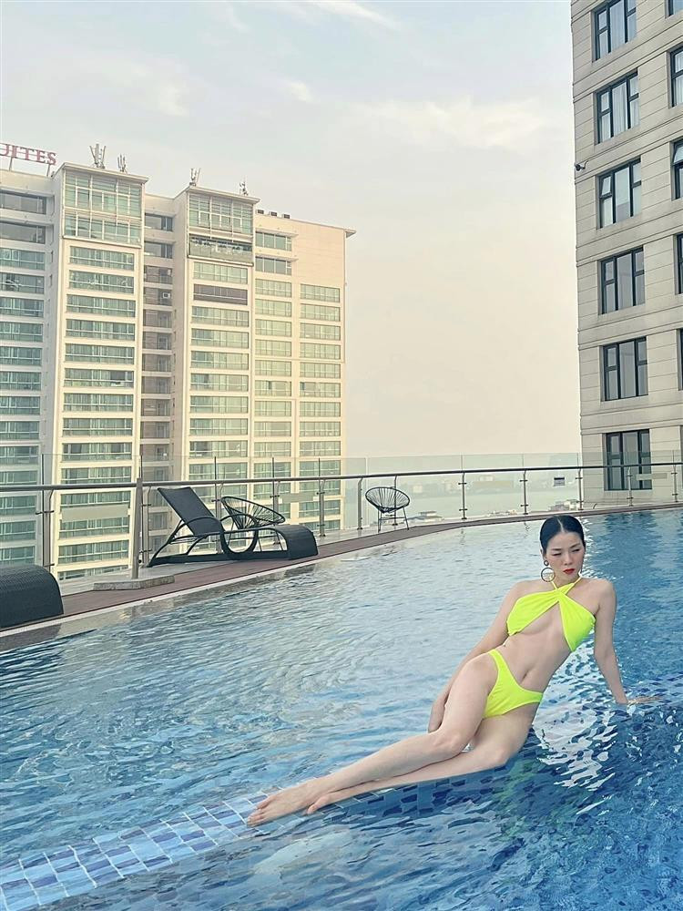 "Cảm ơn người đã sáng tạo ra bikini để chị em chúng mình được phép sexy một cách chính đáng nhé. Tạm biệt mùa hè. Thanh xuân là vô hạn nếu ta có ý thức gìn giữ và yêu bản thân mình", Lệ Quyên hào hứng bày tỏ.