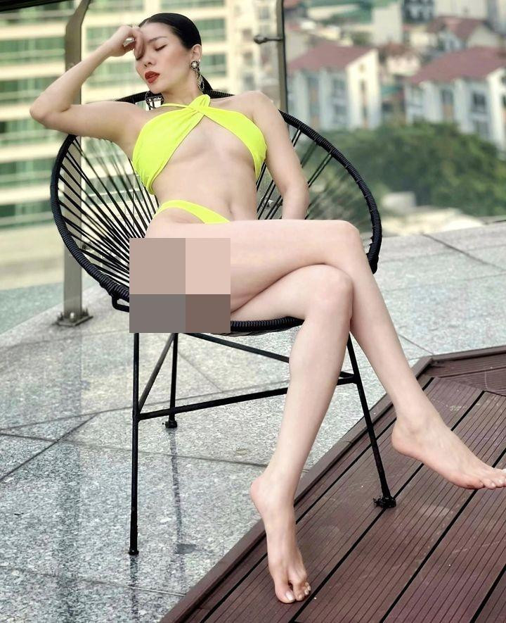 Mới đây, Lệ Quyên chia sẻ loạt ảnh diện bikini khoe vóc dáng nuột nà. Theo lời giọng ca 8X, do công việc bận rộn không được đi biển nên cô đành làm tạm vài kiểu tại bể cho đỡ tủi thân.