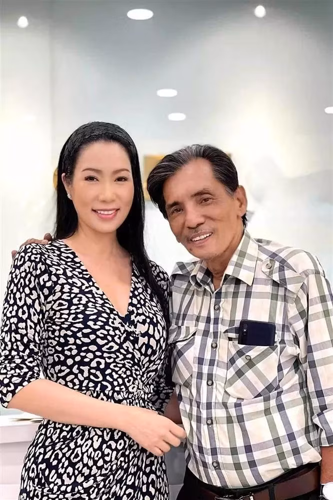 Trước cáo buộc, Trịnh Kim Chi tung đầy đủ hình ảnh, clip về khoản tiền nhận được từ mạnh thường quân, buổi trao tiền cho đàn anh... Sau hành động của nữ diễn viên, Thương Tín tiếp tục tố đàn em đóng bảo hiểm cho con gái mình chỉ để đối phó, gửi khoản tiền đó vào ngân hàng khác để lấy lãi riêng... Mặc đàn anh tố cáo, Trịnh Kim Chi một mực giữ im lặng. Cho tới ngày 23/3/2022, tài tử bất ngờ tiết lộ đã chủ động gọi điện làm lành với Trịnh Kim Chi. Mối quan hệ của cả hai cũng đã bình thường trở lại sau ồn ào.