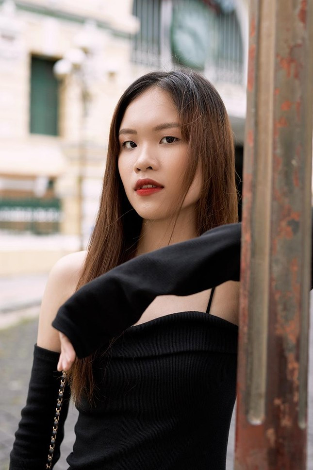 Nu sinh Cao dang Kinh te Doi ngoai uoc muon chinh phuc san runway-Hinh-8