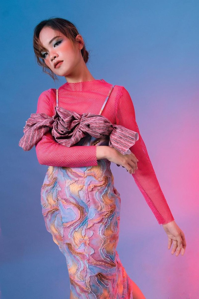 Nu sinh Cao dang Kinh te Doi ngoai uoc muon chinh phuc san runway-Hinh-4