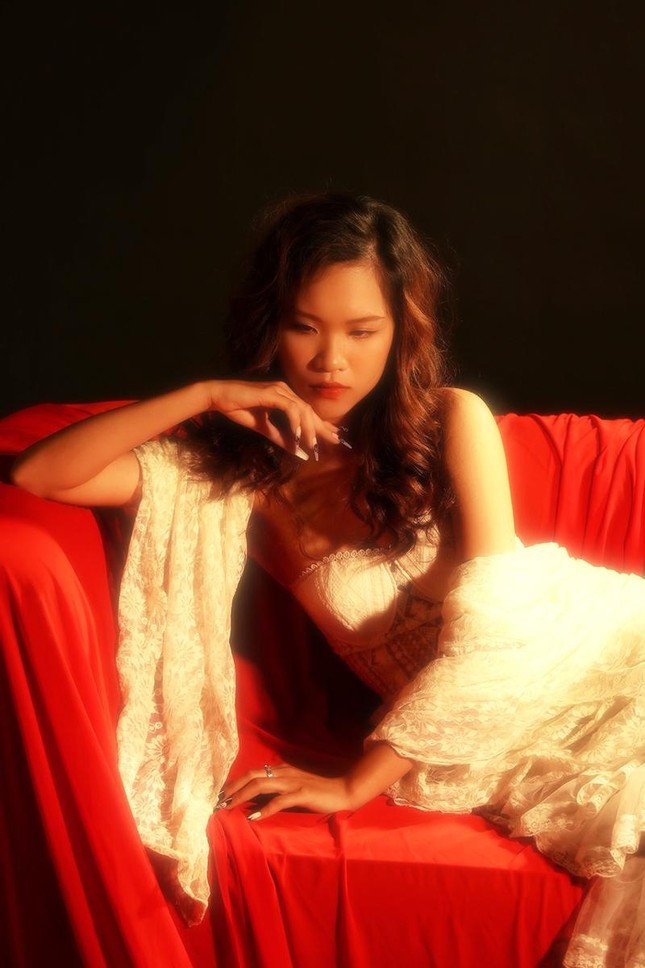 Nu sinh Cao dang Kinh te Doi ngoai uoc muon chinh phuc san runway-Hinh-2