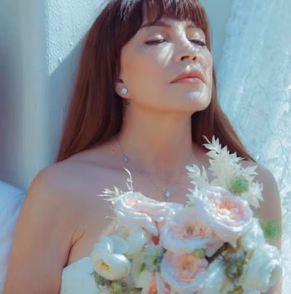 Ngay sau khi chia sẻ, bộ ảnh này đã nhận được rất nhiều lời khen. Trước đó, trong ngày trọng đại của đời mình, Phương Uyên cũng từng có chia sẻ gây xúc động khi nói về tình yêu: "Cảm ơn Uyên cho Hà một tình yêu mà không bao giờ dám mơ ước. Hà không dám hứa gì to lớn nhưng sẵn sàng hy sinh, mang lại hạnh phúc cho Uyên, cho chúng ta".