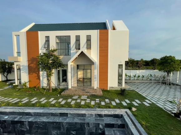 Biệt thự 2 tầng rộng rãi với thiết kế ấn tượng. Bên ngoài biệt thự có hồ bơi, một số cây đã được trồng, không gian sân vườn rất rộng rãi. Đặc biệt khu vực nơi xây biệt thự của Lê Giang trông rất yên bình và đẹp, thích hợp là nơi nghỉ dưỡng sau những ngày đi làm mệt mỏi trở về. 