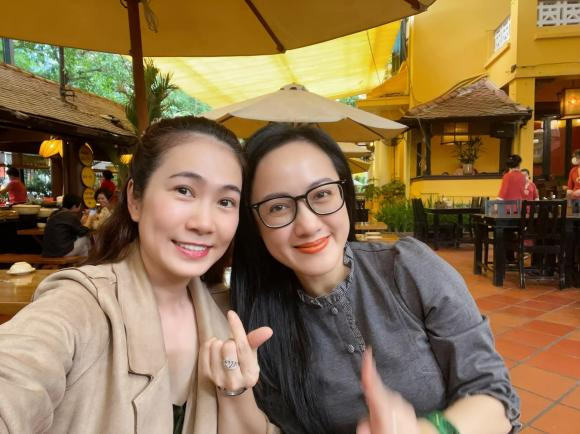 Dừng dẫn Bản tin Thời sự 19h, BTV Hoài Anh có nhiều thời gian cho gia đình, bản thân. Trên trang cá nhân, nữ MC thường đăng ảnh đưa con gái đi chơi hay du lịch cùng gia đình.