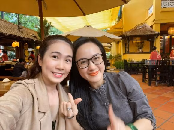 Dừng dẫn Bản tin Thời sự 19h, BTV Hoài Anh có nhiều thời gian cho gia đình, bản thân. Trên trang cá nhân, nữ MC thường đăng ảnh đưa con gái đi chơi hay du lịch cùng gia đình.