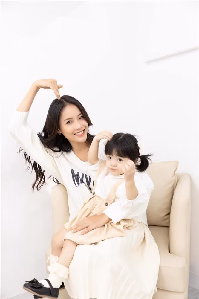 Truong My Nhan cong khai con gai 2 tuoi, ai nay ngo ngang-Hinh-2