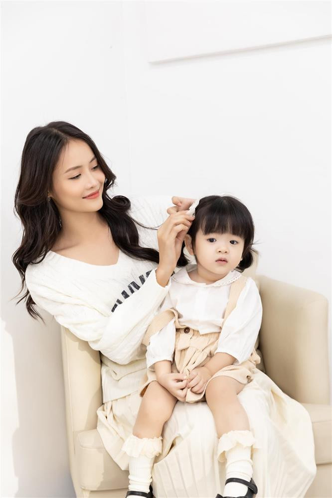 Truong My Nhan cong khai con gai 2 tuoi, ai nay ngo ngang-Hinh-3
