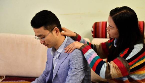 Nguoi hut thuoc la co 3 trieu chung nay, mau da “nhot nhu chao”-Hinh-3