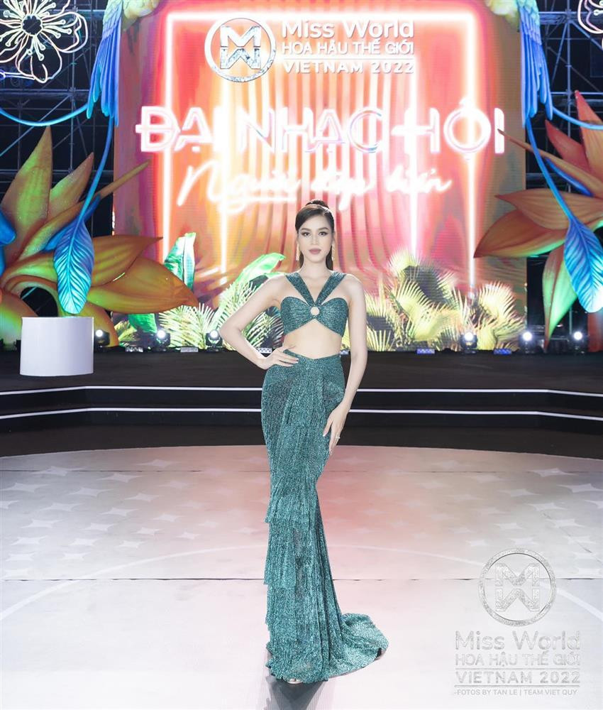 oa hậu Đỗ Thị Hà mặc gợi cảm đi sự kiện.