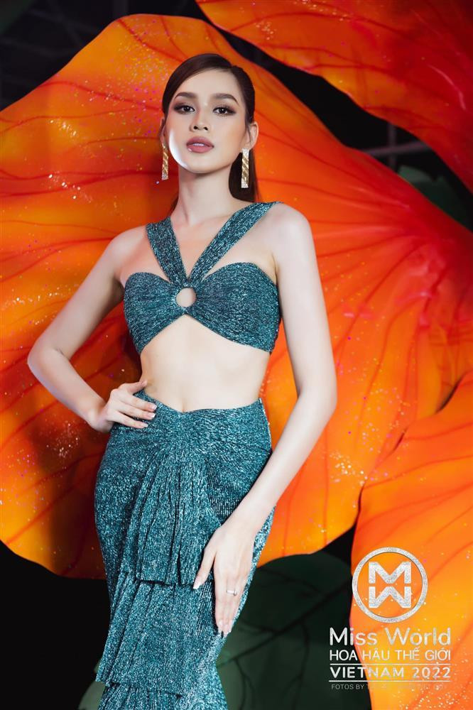 Tới sự kiện, Đỗ Thị Hà ghi điểm với nhan sắc rạng rỡ, khoe vóc dáng quyến rũ với crop-top phối kèm chân váy dài cùng màu.