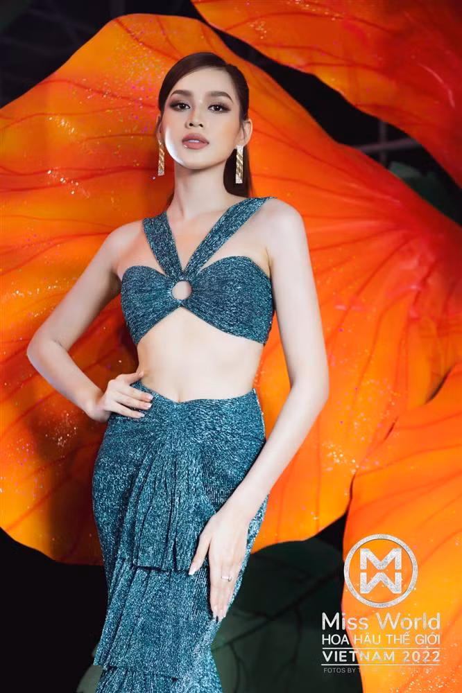 Tới sự kiện, Đỗ Thị Hà ghi điểm với nhan sắc rạng rỡ, khoe vóc dáng quyến rũ với crop-top phối kèm chân váy dài cùng màu.