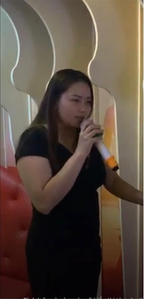 ừ đó, cô kết thân với những trang phục tối màu, che bớt đi cơ thể càng nhiều càng tốt.