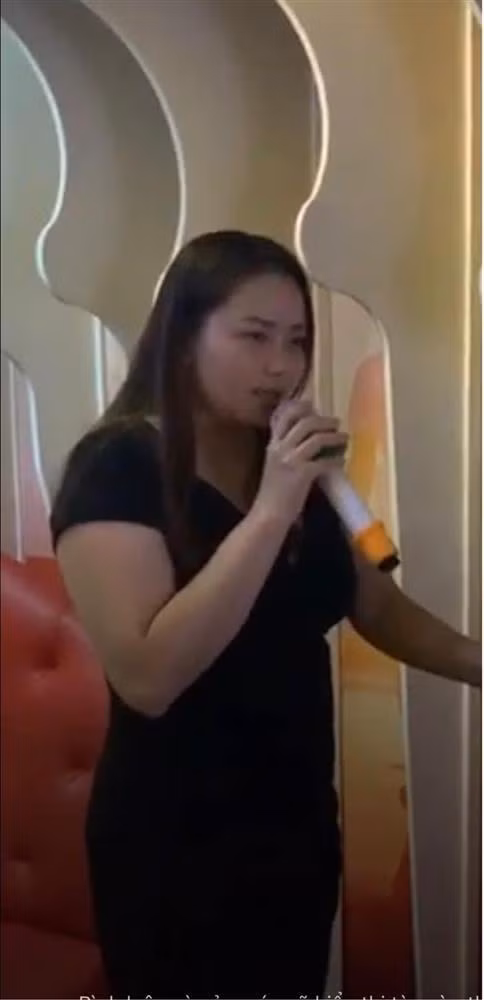 Từ đó, cô kết thân với những trang phục tối màu, che bớt đi cơ thể càng nhiều càng tốt.