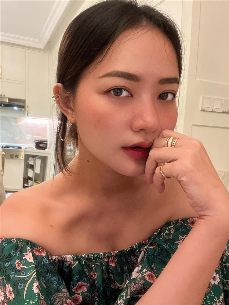 tem này có thể phô diễn trọn vẹn bờ vai, để lộ nguyên vẹn xương quai xanh gợi cảm, tinh tế và quyến rũ.