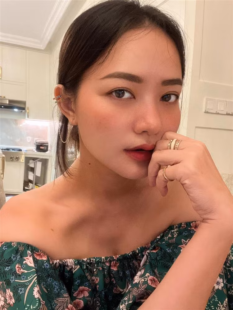 Item này có thể phô diễn trọn vẹn bờ vai, để lộ nguyên vẹn xương quai xanh gợi cảm, tinh tế và quyến rũ.