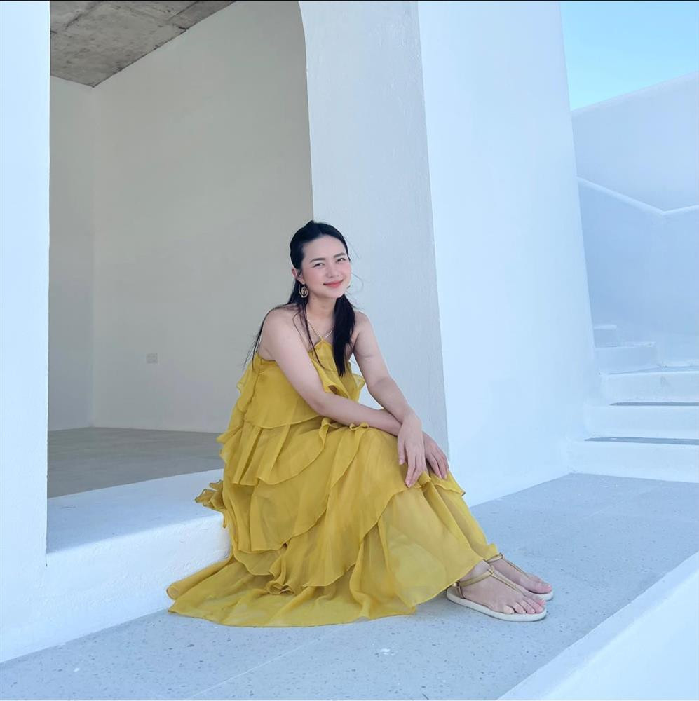 goài váy trễ vai, mỹ nhân gốc Cà Mau cũng thích những bộ đầm buộc dây cổ dáng hơi cổ yếm.