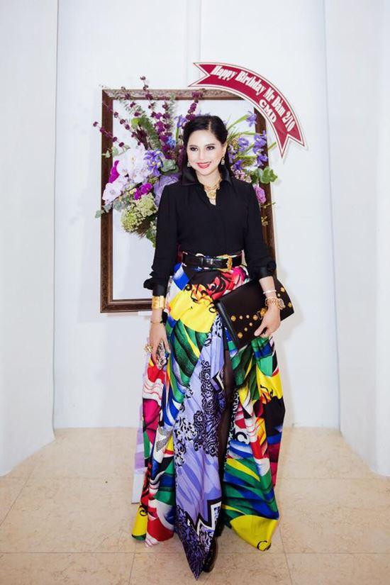 Đến tham dự bữa tiệc sinh nhật của Mr.Đàm, mẹ chồng Hà Tăng gây chú ý với trang phục vô cùng nổi bật. Bà kết hợp áo sơmi đen cùng chân váy màu mè sặc sỡ, ấn tượng.