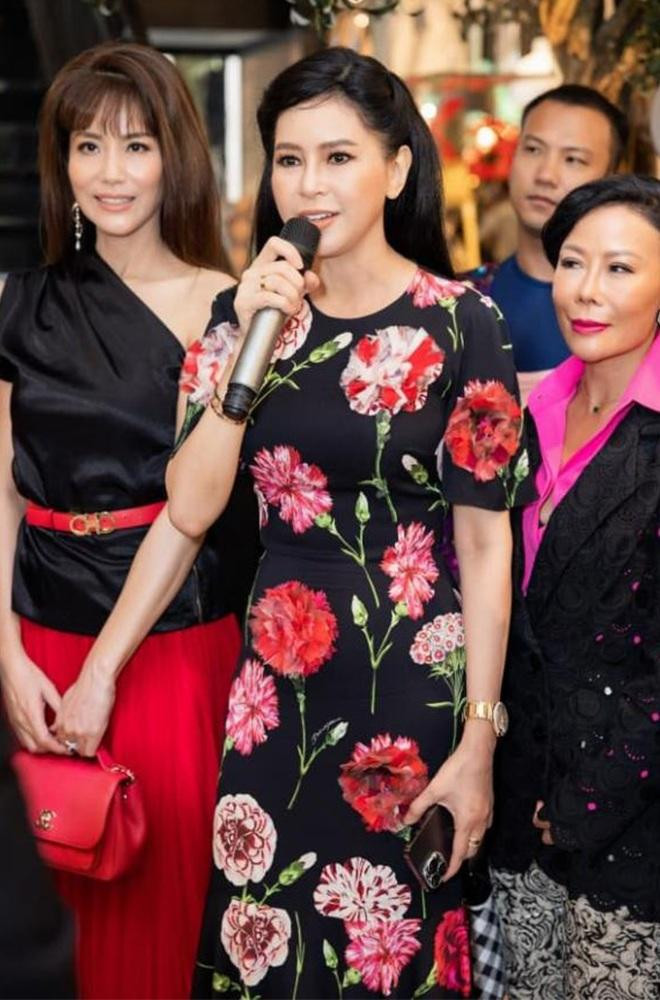 Nhắc đến người phụ nữ từng một thời thuộc "thế hệ vàng" của làng điện ảnh Việt Nam những năm 90, bên cạnh nhan sắc nghiêng nước nghiêng thành thì phong cách thời trang ở tuổi ngũ tuần của bà luôn gây trầm trồ.