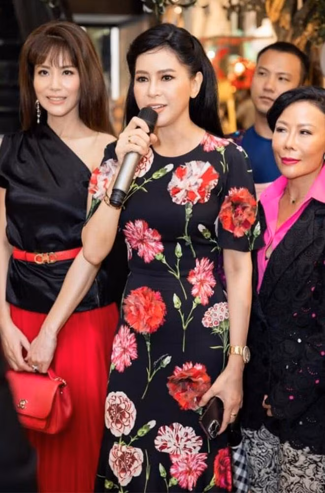 Nhắc đến người phụ nữ từng một thời thuộc "thế hệ vàng" của làng điện ảnh Việt Nam những năm 90, bên cạnh nhan sắc nghiêng nước nghiêng thành thì phong cách thời trang ở tuổi ngũ tuần của bà luôn gây trầm trồ.