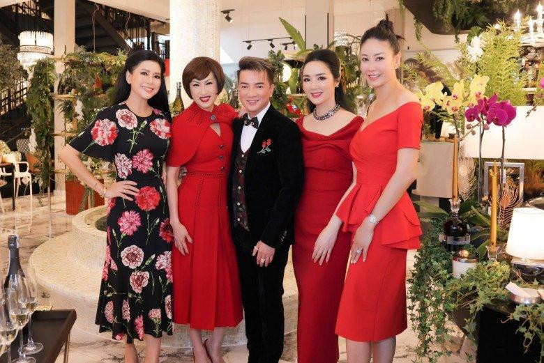 Giữa dàn mỹ nhân toàn các giai nhân mặc váy đỏ rực rỡ, mẹ chồng Hà Tăng chọn cho mình bộ váy hoa vừa nền nã mà vẫn bao nổi bật.