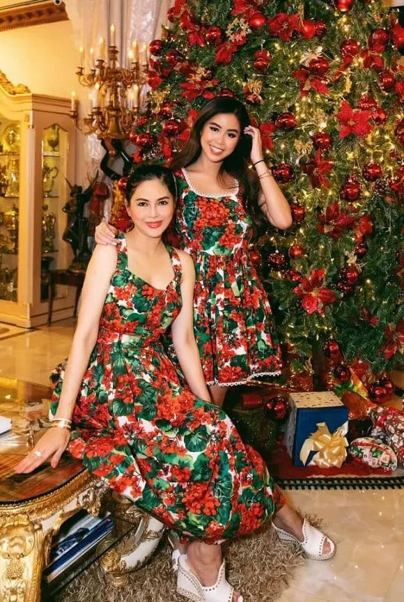 Để phục vụ cho phong cách ăn mặc màu mè, nữ doanh nhân vợ tỷ phú cũng đầu tư sắm sửa đủ kiểu giày dép khác nhau.