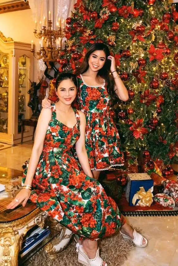 Để phục vụ cho phong cách ăn mặc màu mè, nữ doanh nhân vợ tỷ phú cũng đầu tư sắm sửa đủ kiểu giày dép khác nhau.