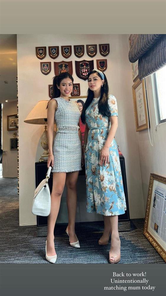 Đứng cạnh con gái ruột nhưng mẹ chồng Hà Tăng không khác gì chị gái khi diện chiếc đầm xanh da trời họa tiết hoa trắng ngọt ngào, yêu kiều.