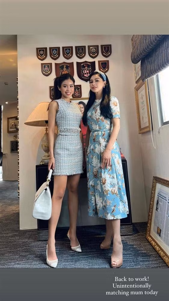 Đứng cạnh con gái ruột nhưng mẹ chồng Hà Tăng không khác gì chị gái khi diện chiếc đầm xanh da trời họa tiết hoa trắng ngọt ngào, yêu kiều.