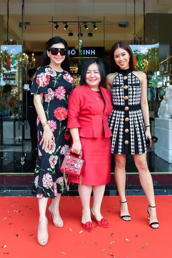 Mới đây nhất khi xuất hiện tại một sự kiện, mẹ chồng Tăng Thanh Hà - bà Thủy Tiên hút trọn spotlight với nhan sắc "lão hóa ngược" qua ống kính đời thường. Không dừng lại ở đó, phong cách ăn mặc của bà cũng trở thành tâm điểm giữa sự kiện tập hợp nhiều bóng hồng đình đám Vbiz. Bà Lê Hồng Thủy Tiên đến sự kiện cùng con gái cưng Tiên Nguyễn.