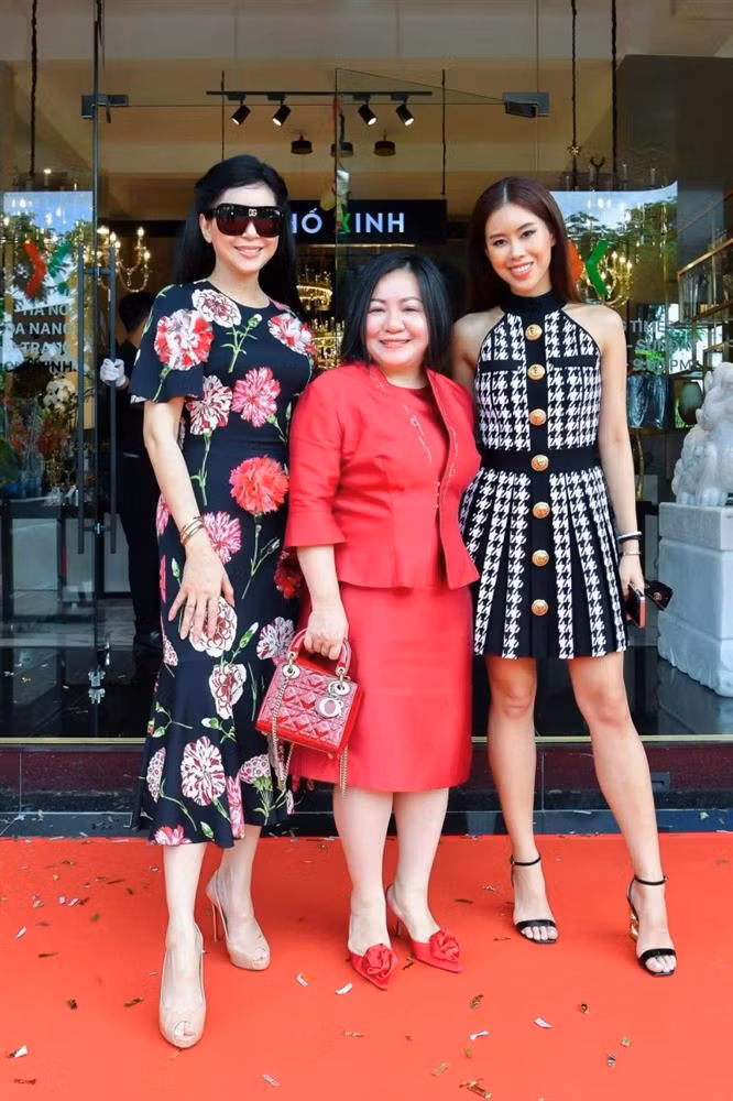 Mới đây nhất khi xuất hiện tại một sự kiện, mẹ chồng Tăng Thanh Hà - bà Thủy Tiên hút trọn spotlight với nhan sắc "lão hóa ngược" qua ống kính đời thường. Không dừng lại ở đó, phong cách ăn mặc của bà cũng trở thành tâm điểm giữa sự kiện tập hợp nhiều bóng hồng đình đám Vbiz. Bà Lê Hồng Thủy Tiên đến sự kiện cùng con gái cưng Tiên Nguyễn.