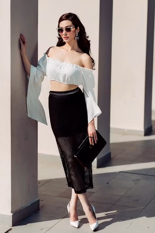 Khánh My cuốn hút tuyệt đối khi phối chân váy lưới với áo trễ vai tay dài.