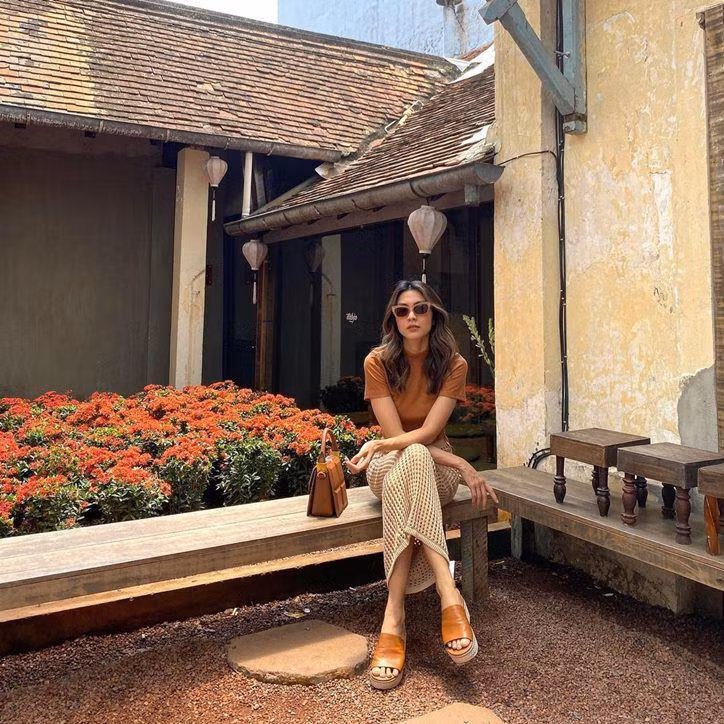 Nhắc đến mốt váy lưới này không thể kể thiếu set đồ đầy ấn tượng của Hà Tăng. Chân váy lưới màu be được "ngọc nữ màn ảnh" phối tone sur tone với các item khác trong cùng 1 bảng màu nâu.