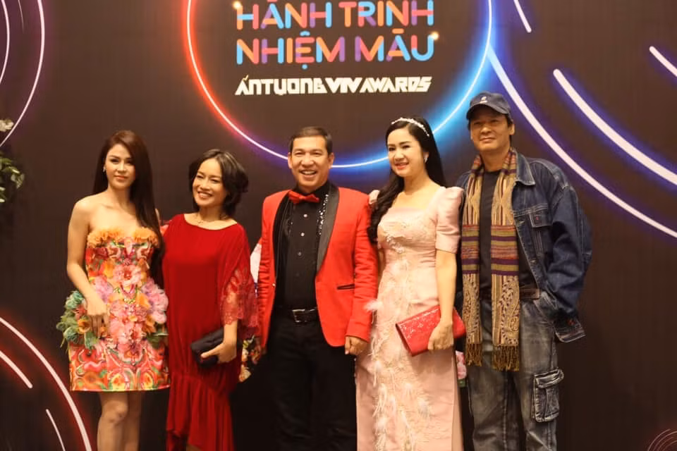 Dàn sao 'Hương vị tình thân' gặp diễn viên 'Hướng dương ngược nắng'.