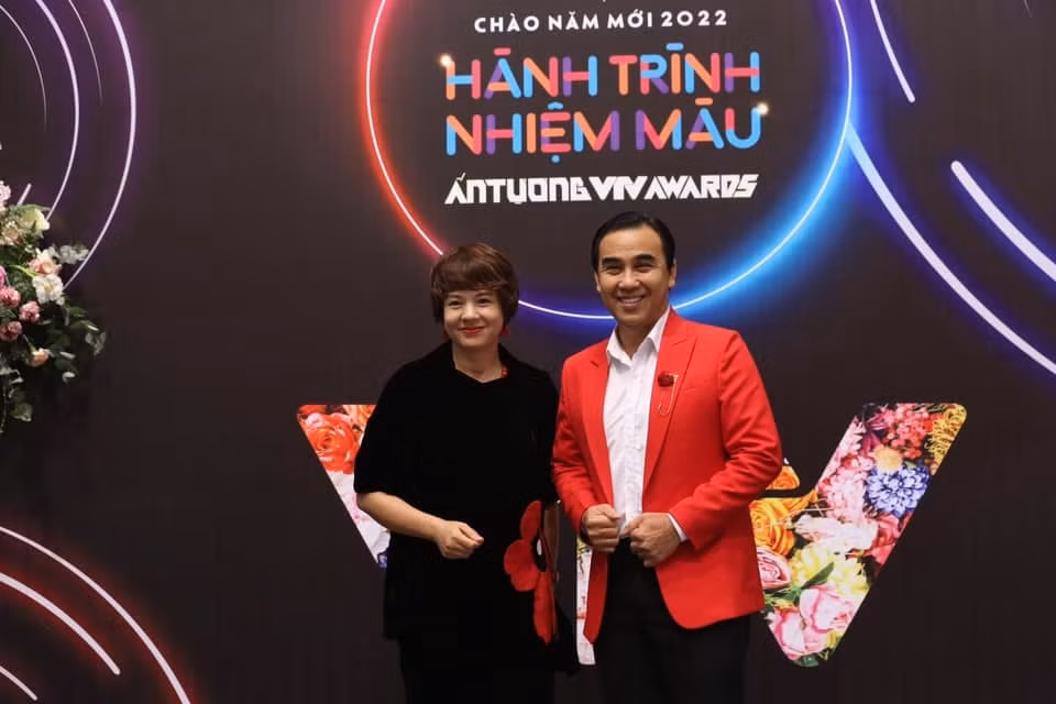 Nhà báo Diễm Quỳnh - Giám đốc VFC và MC Quyền Linh tại sự kiện lễ trao giải VTV Awards 2021.