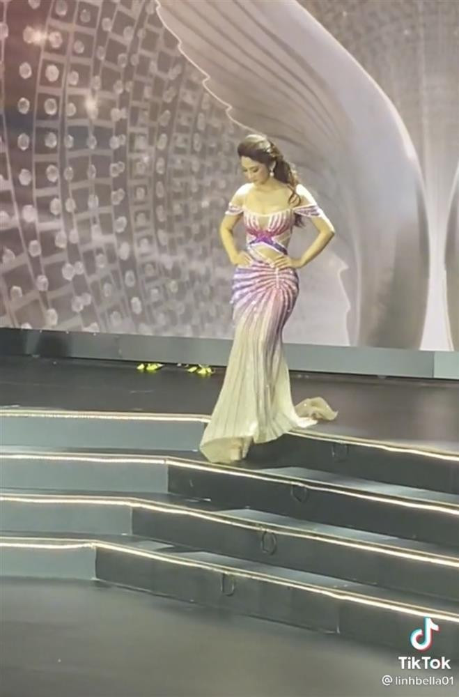 Mới đây, cư dân mạng còn truyền tay nhau một đoạn clip hiếm quay cận hot girl trong màn trình diễn dạ hội trước khi công bố Top 5. Catwalk loạng choạng như gà mắc tóc, nhiều người thắc mắc phải chăng đây là 1 trong những lí do ngôi vị cao nhất tuột khỏi tay Lê Bống? Qua đoạn clip khán giả quay cận người đẹp lúc bước ra, nhiều người nhận ra cô nàng đã có màn xử lý vụng về, vấp té.