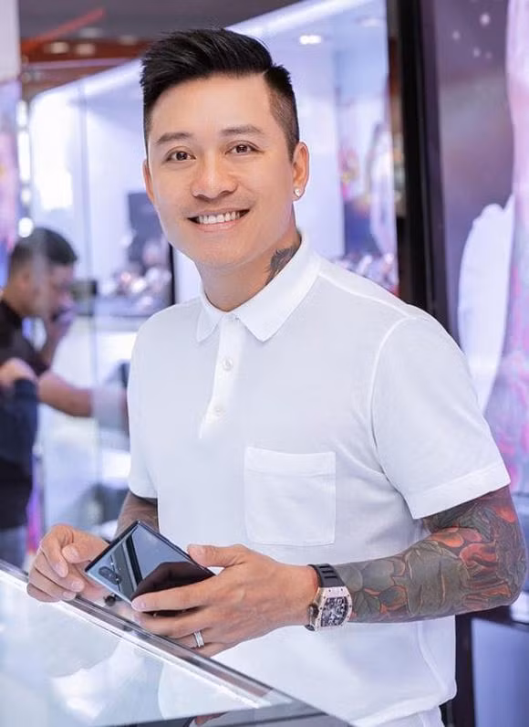 Tuan Hung chi trich ai do noi xau minh ngay dau nam moi-Hinh-2