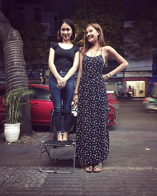 òa Minzy phải bắc ghế khi đọ dáng Kỳ Hân.