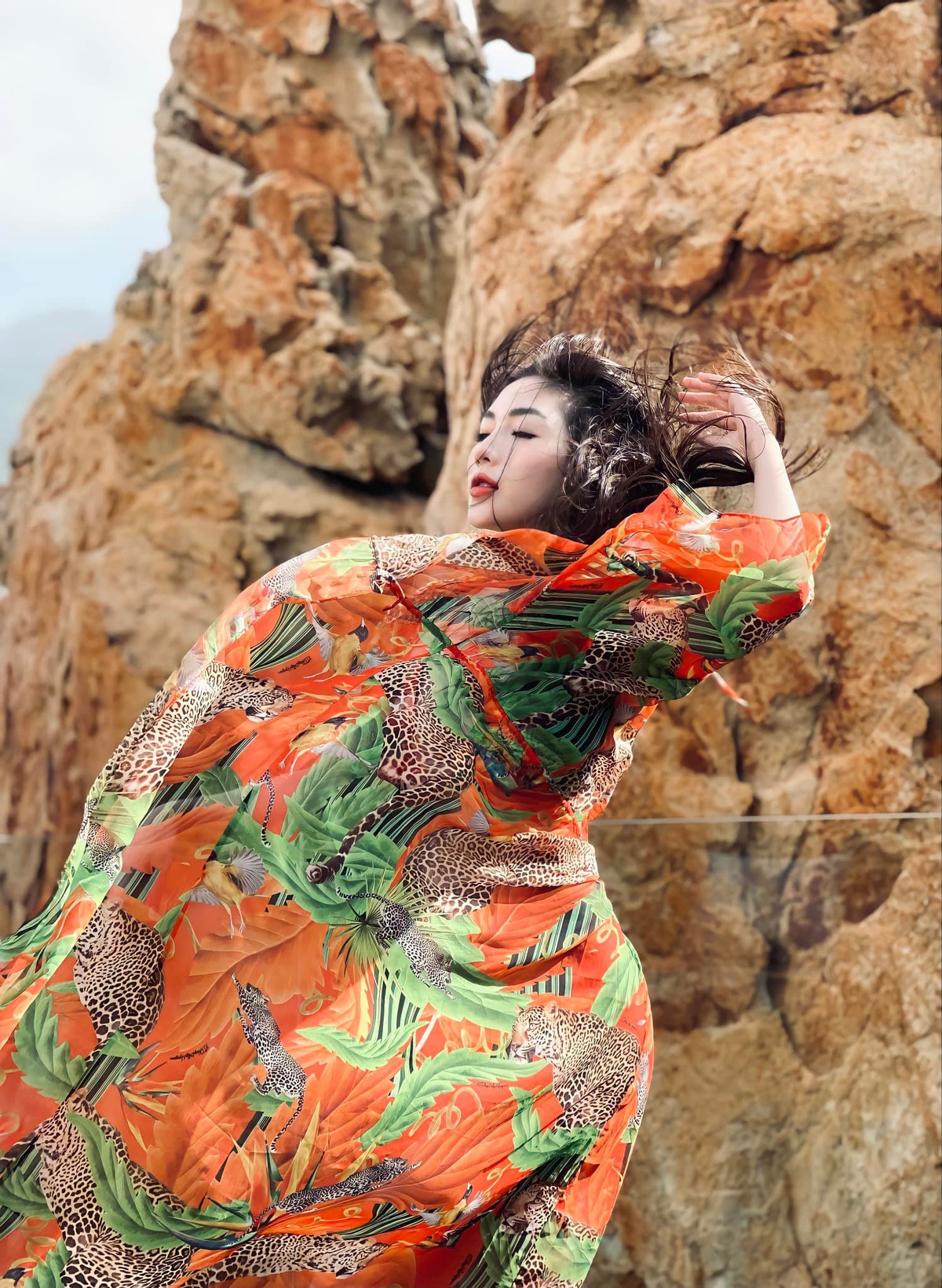 Trên trang cá nhân, dễ dàng bắt gặp những hình ảnh nóng bỏng của Đào Thúy Hường. Ít ai biết cô là nữ diễn viên nhỏ tuổi nhất trong số các diễn viên nữ trong Phố trong làng. Cô cũng được nhiều khán giả nhận xét là mỹ nhân đẹp nhất phim.