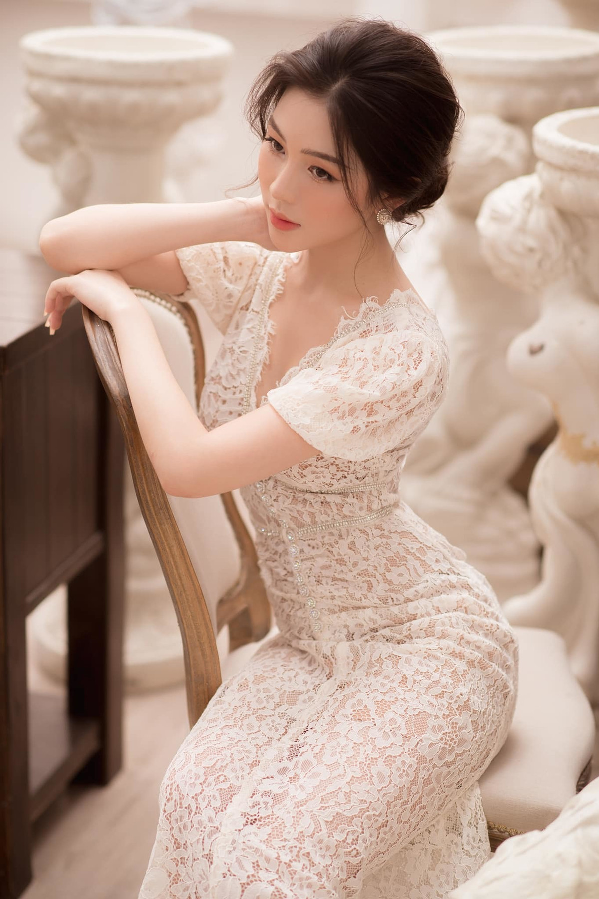 Đào Thúy Hường sinh năm 1999, từng là thủ khoa đầu vào khoa Diễn viên kịch - điện ảnh của trường ĐH Sân khấu Điện ảnh. Hiện cô mới đang là sinh viên năm cuối và sắp tốt nghiệp trong thời gian tới.