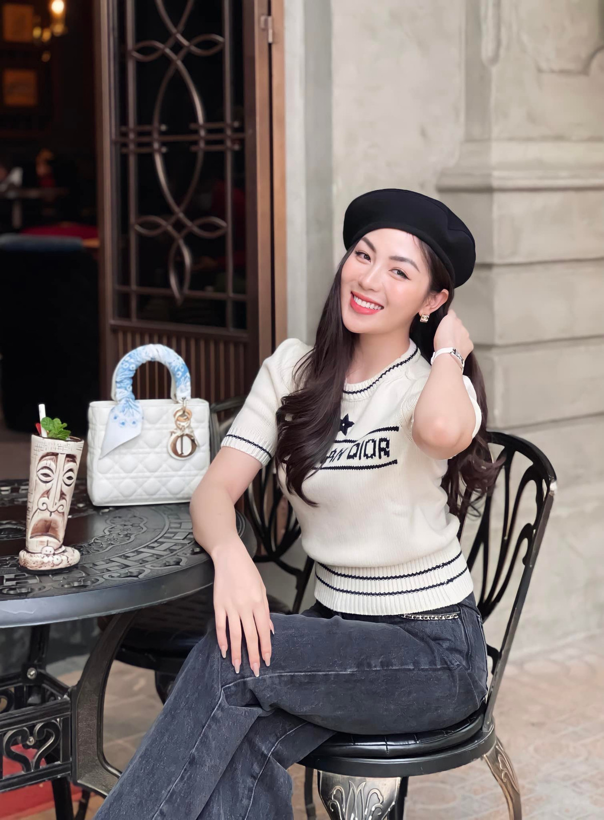 Phong cách đời thường của cô nàng cũng hướng tới sự hiện đại, sang chảnh. Dễ thấy Đào Thúy Hường có thể cân mọi phong cách.