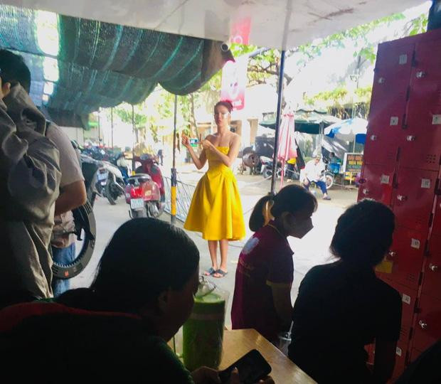 Hình chụp lén Minh Tú đeo kính chống giọt bắn, mặc đầm vàng khá nổi bật tại một khu phố khiến nhiều người đồn đoán cô đi thử váy cưới. Dẫu vậy, nhìn đôi dép lê loẹt quẹt, một bộ phận khác lại nghi ngờ về khả năng này. Sau khi phủ nhận giả thuyết "Thúy Liễu" đi thử váy cưới, dân mạng quay ra bàn tán về vóc dáng của nàng mẫu 9x. Dù là chân dài đình đám của làng mốt và là cô giáo của nhiều nàng hậu như Thùy Tiên, Đỗ Hà... nhưng không ít lần cô bị dìm hàng sát ván khi bị chụp lén.