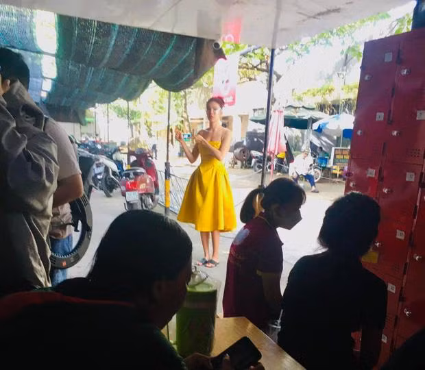 Hình chụp lén Minh Tú đeo kính chống giọt bắn, mặc đầm vàng khá nổi bật tại một khu phố khiến nhiều người đồn đoán cô đi thử váy cưới. Dẫu vậy, nhìn đôi dép lê loẹt quẹt, một bộ phận khác lại nghi ngờ về khả năng này. Sau khi phủ nhận giả thuyết "Thúy Liễu" đi thử váy cưới, dân mạng quay ra bàn tán về vóc dáng của nàng mẫu 9x. Dù là chân dài đình đám của làng mốt và là cô giáo của nhiều nàng hậu như Thùy Tiên, Đỗ Hà... nhưng không ít lần cô bị dìm hàng sát ván khi bị chụp lén.