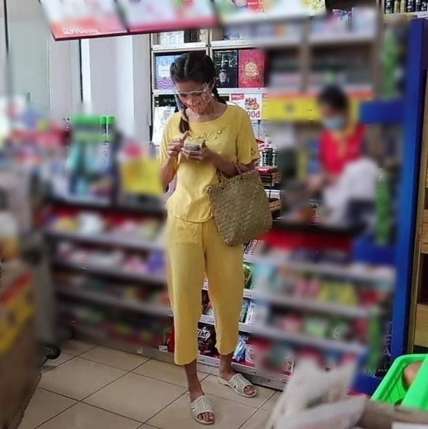 hực ra việc tranh thủ chạy vội ra cửa hàng tiện ích trong bộ đồ ngủ không phải chuyện quá đáng nhưng combo tóc tết hai bên, xách giỏ cói, chân đi dép tổ ong đậm chất "con gái miền Tây" là hình ảnh vượt ngoài sự tưởng tượng của dân mạng.